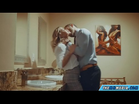 ❤️ Том биетэй шаргал үст таныг нийтийн бие засах газар уруу татах үед ❤️ Порно mn.xxxpornolive.ru